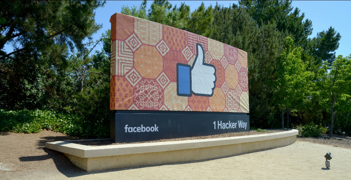 Photo of the Google thumb statue